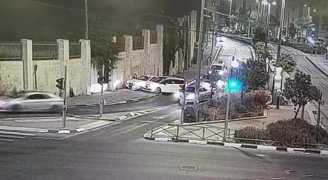 توثيق:القبض على لصوص سيارات اصطدموا بجدار بعد ان قاموا بالهرب من قوات الشرطة بأورشليم القدس